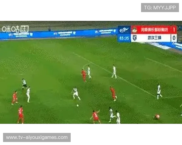 武汉三镇菲尔米诺长传找身后，边路插上倒三角险些得手